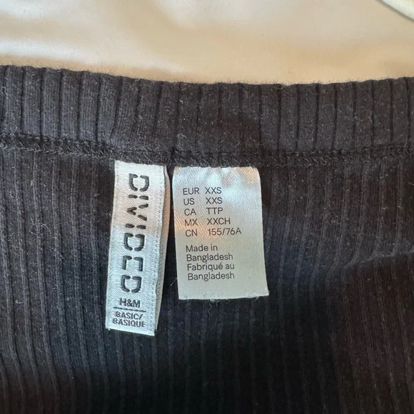 H&M LIKE NEW Black Ribbed Scoop Top - Picture 2 of 3